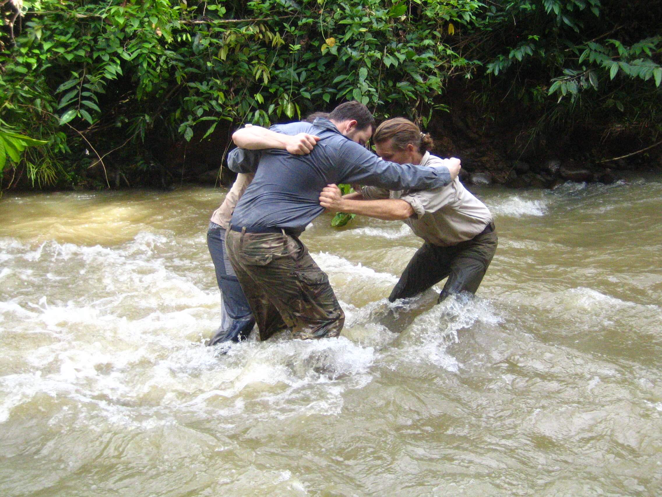 3 Männer stehen auf einem Teamtraining der Wildnisschule Wurzelholz im Wasser