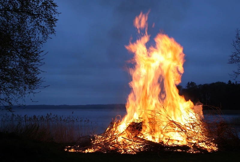 Titelbild: Die Kunst Feuer zu machen - Bow Drill und Feuerbohren